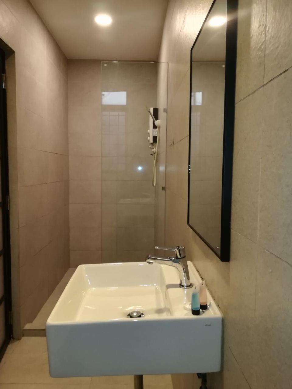The Daily Hotel Kota Kinabalu Esterno foto