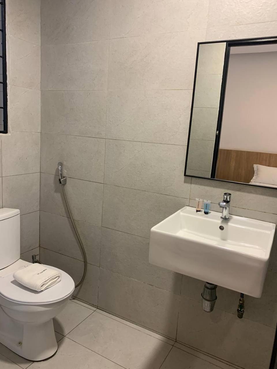 The Daily Hotel Kota Kinabalu Esterno foto